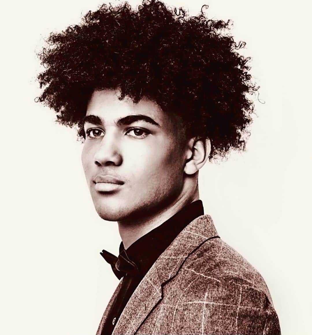 ボリス・コジョーのインスタグラム：「So fresh and so clean at 17! Happy birthday Nico.  I love you, young king. 👑  Kindness and courage in spades.  Always remember who you are.  And don’t call me “bro”.  I’m your father, not your homie.  Call me “Dad”.  Or “Papi”.  Or “Sir”.  😎 ❤️」