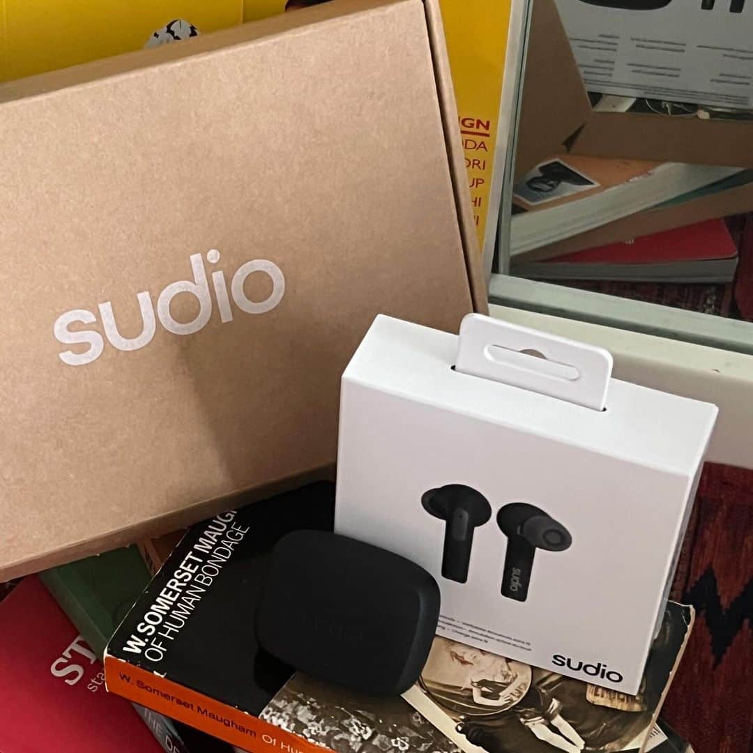 AOIのインスタグラム：「@sudio  重低音好きの私には堪らないイヤホン🎵 黒でかっこいいしコーデの邪魔にならなくて重宝してる🥹🤍 . . . . 今だけ商品が最大40％オフになるお得なセールを開催中らしい🎧 詳しくはsudio.comをチェックしてみてね☑️👌 11月、12月限定で60日間返品対応もしてるみたい！ SudioはいつもSudio Sphere登録で18ヶ月間製品保証😉✨ . . . . #sudio #designingsound #PR #sudioN2Pro #pr ご自宅から安心してお買い物いただけます◎」