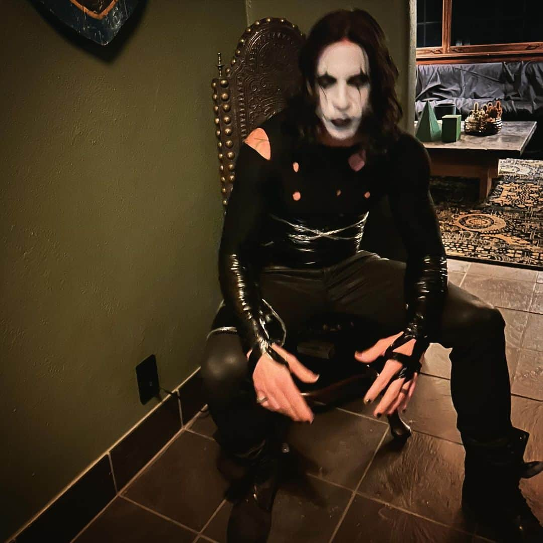 クリス・ドートリーさんのインスタグラム写真 - (クリス・ドートリーInstagram)「Happy Halloween!!!!!! #happyhalloween #halloween #thecrow #ericdraven 1st shot 📸 @deanna.daughtry Last shot is @brandonlee from the film」11月1日 0時29分 - chrisdaughtry