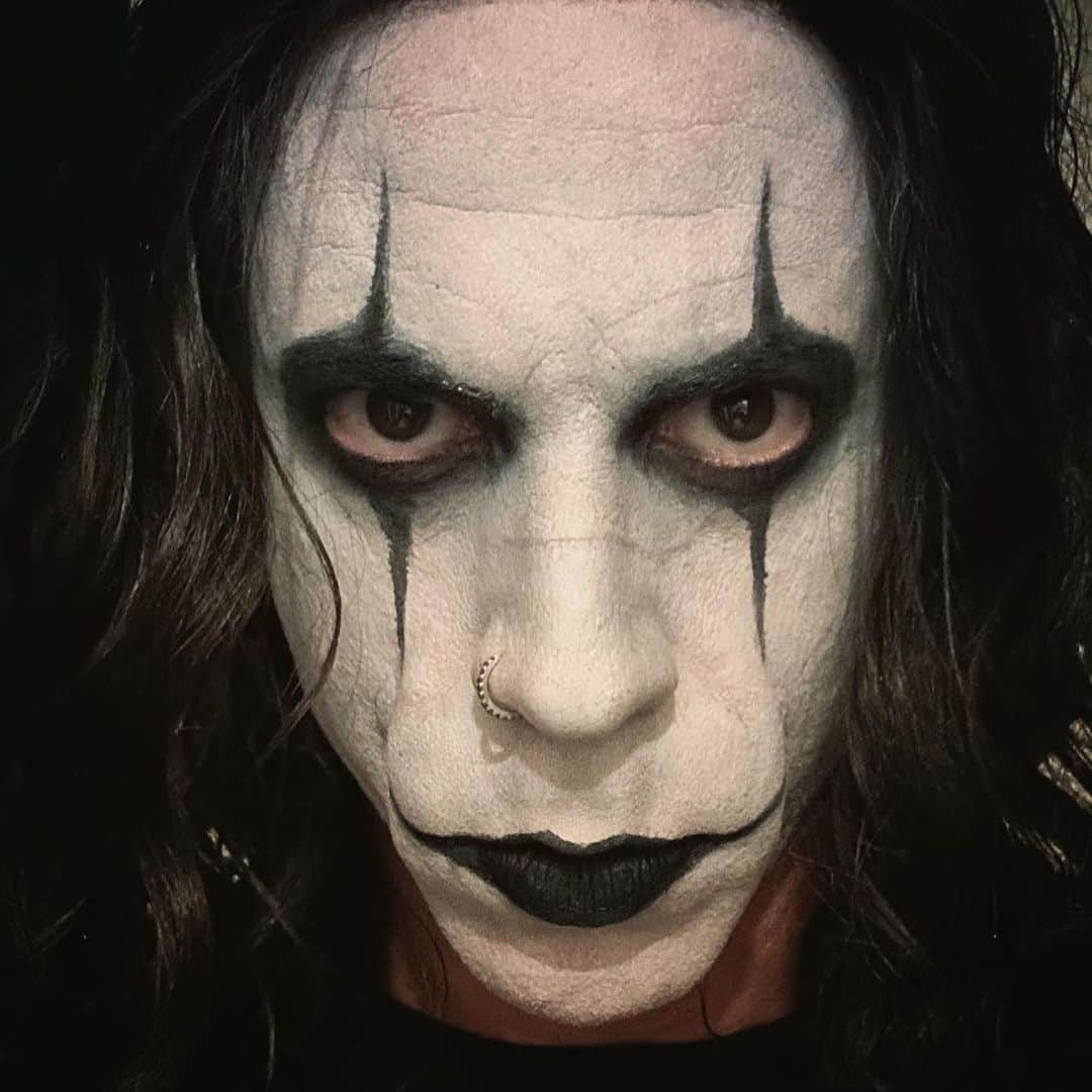 クリス・ドートリーさんのインスタグラム写真 - (クリス・ドートリーInstagram)「Happy Halloween!!!!!! #happyhalloween #halloween #thecrow #ericdraven 1st shot 📸 @deanna.daughtry Last shot is @brandonlee from the film」11月1日 0時29分 - chrisdaughtry