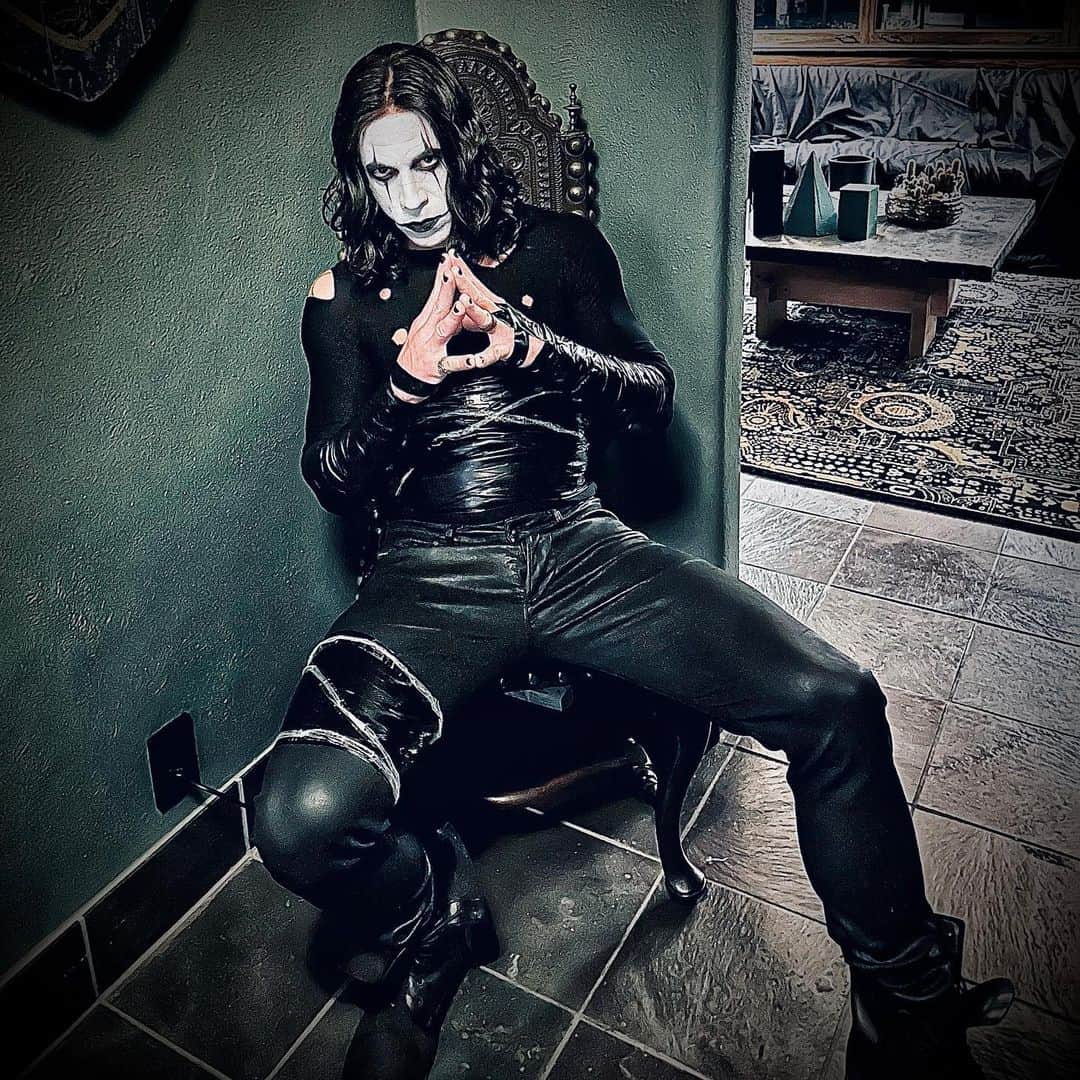 クリス・ドートリーのインスタグラム：「Happy Halloween!!!!!! #happyhalloween #halloween #thecrow #ericdraven 1st shot 📸 @deanna.daughtry Last shot is @brandonlee from the film」