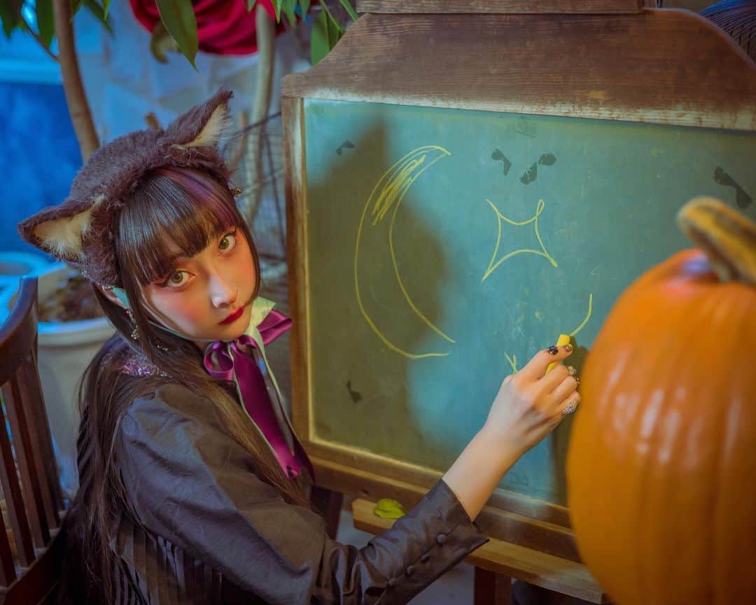 RinRinのインスタグラム：「Happy Halloween 🎃🐈‍⬛  📸🐈‍⬛👗 @sakunotoridori.2  📍 @room.nanairo  💍 @lumirevebyrinrin   #rinrindoll #japan #tokyo #harajuku #japanesefashion #tokyofashion #harajukufashion #東京 #コーデ #今日のコーデ #原宿 #ootd #halloween #blackcat #halloweencat #ハロウィン #黒猫　#七色より少しくすんだところ」