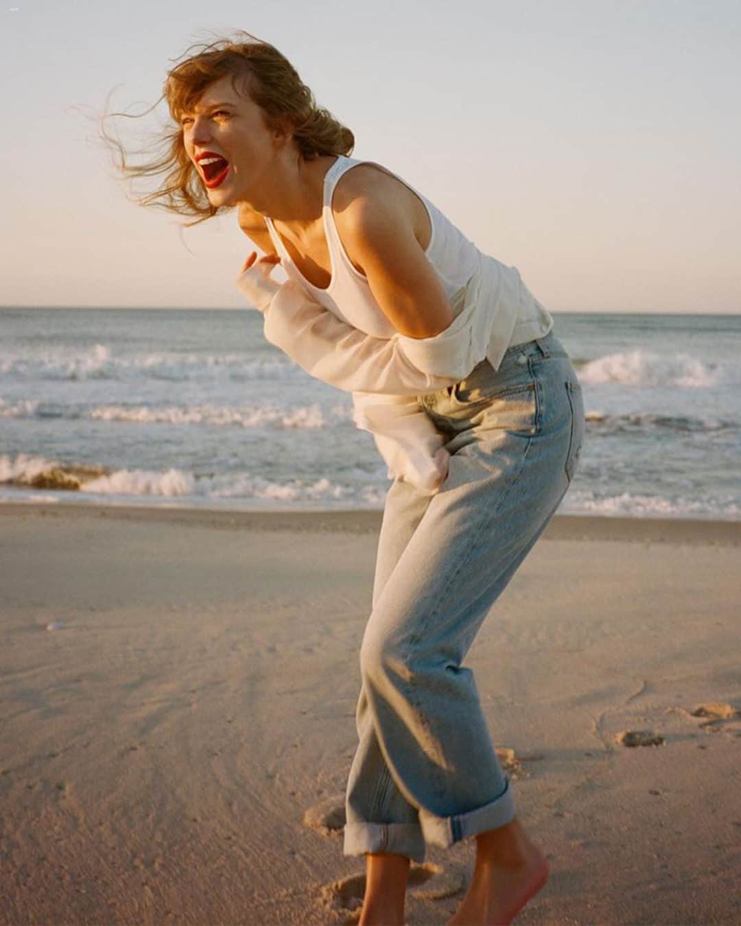 のインスタグラム：「“I’m not suggesting that Her Majesty shared #TaylorSwift’s penchant for ‘high heels and crop tops’, nor that Taylor has ever fallen prey to the allure of a fascinator – but the late Queen and the queen of Easter eggs share a fashion MO,” insists @BritishVogue’s @HayleyMaitland, “dressing for their publics.” At the link in bio, Maitland argues that Swift has deliberately avoided becoming a fashion darling, and instead invented an all-American form of royal style.   Photographed by @BethGarrabrant.」