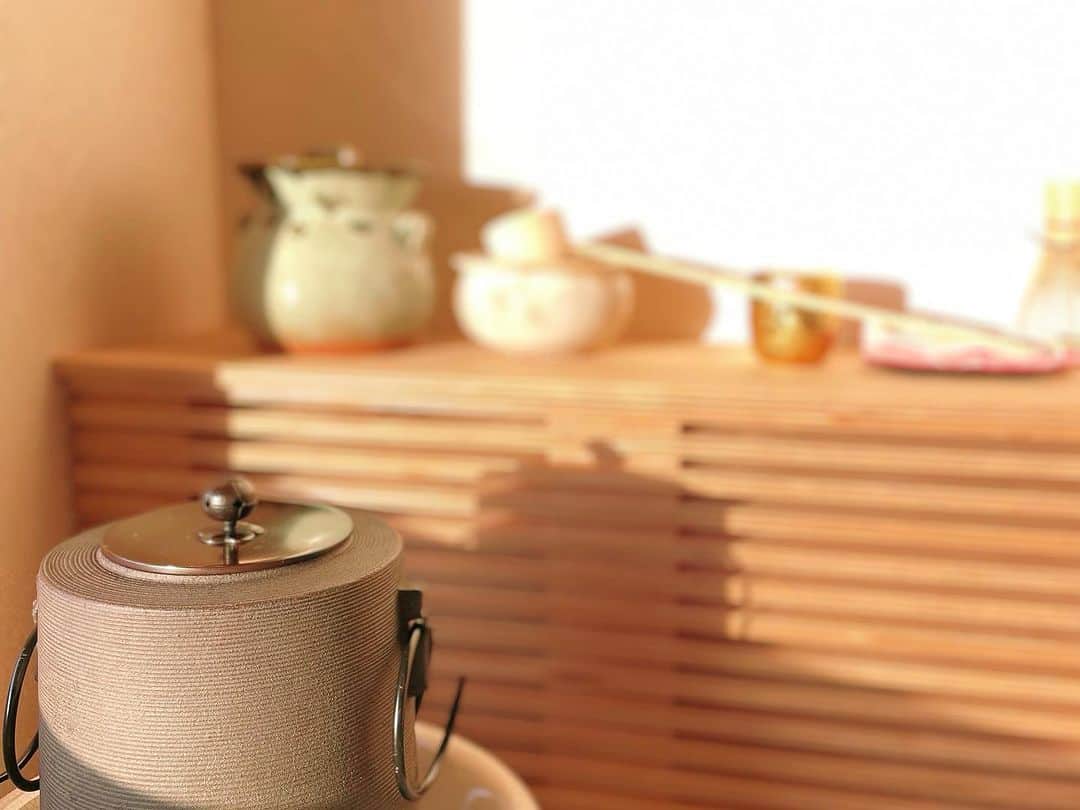 ILMARIさんのインスタグラム写真 - (ILMARIInstagram)「家族で長崎県・壱岐島にある、離島唯一のミシュラン五つ星旅館 @okcs_kairi_iki へ行ってきました！来年6月までの期間限定・家庭画報とのコラボレートルーム「家庭画報スイート」に泊まりました。ヒノキの露天風呂に入ったり、九州のさまざまな作家さんのアート作品を見ながら、ゆったりとした時間を過ごせました。 旬ののどぐろ会席も美味しかったし、ホテルの目の前に広がる海もとてもキレイでした。  #nagasaki #ikishima #okcs_kairi_iki #invited」11月1日 0時30分 - ilmari_official