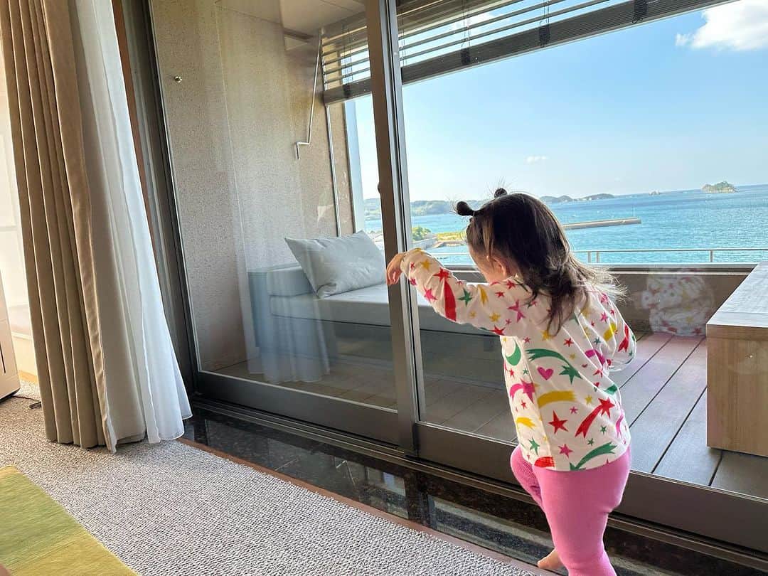 ILMARIさんのインスタグラム写真 - (ILMARIInstagram)「家族で長崎県・壱岐島にある、離島唯一のミシュラン五つ星旅館 @okcs_kairi_iki へ行ってきました！来年6月までの期間限定・家庭画報とのコラボレートルーム「家庭画報スイート」に泊まりました。ヒノキの露天風呂に入ったり、九州のさまざまな作家さんのアート作品を見ながら、ゆったりとした時間を過ごせました。 旬ののどぐろ会席も美味しかったし、ホテルの目の前に広がる海もとてもキレイでした。  #nagasaki #ikishima #okcs_kairi_iki #invited」11月1日 0時30分 - ilmari_official