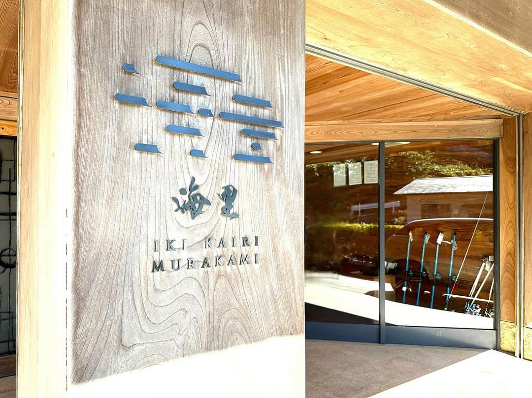 ILMARIさんのインスタグラム写真 - (ILMARIInstagram)「家族で長崎県・壱岐島にある、離島唯一のミシュラン五つ星旅館 @okcs_kairi_iki へ行ってきました！来年6月までの期間限定・家庭画報とのコラボレートルーム「家庭画報スイート」に泊まりました。ヒノキの露天風呂に入ったり、九州のさまざまな作家さんのアート作品を見ながら、ゆったりとした時間を過ごせました。 旬ののどぐろ会席も美味しかったし、ホテルの目の前に広がる海もとてもキレイでした。  #nagasaki #ikishima #okcs_kairi_iki #invited」11月1日 0時30分 - ilmari_official