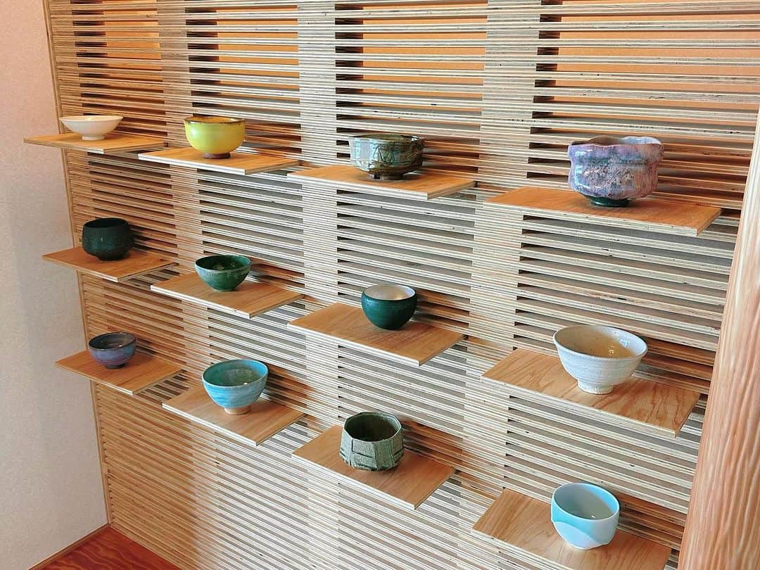 ILMARIさんのインスタグラム写真 - (ILMARIInstagram)「家族で長崎県・壱岐島にある、離島唯一のミシュラン五つ星旅館 @okcs_kairi_iki へ行ってきました！来年6月までの期間限定・家庭画報とのコラボレートルーム「家庭画報スイート」に泊まりました。ヒノキの露天風呂に入ったり、九州のさまざまな作家さんのアート作品を見ながら、ゆったりとした時間を過ごせました。 旬ののどぐろ会席も美味しかったし、ホテルの目の前に広がる海もとてもキレイでした。  #nagasaki #ikishima #okcs_kairi_iki #invited」11月1日 0時30分 - ilmari_official