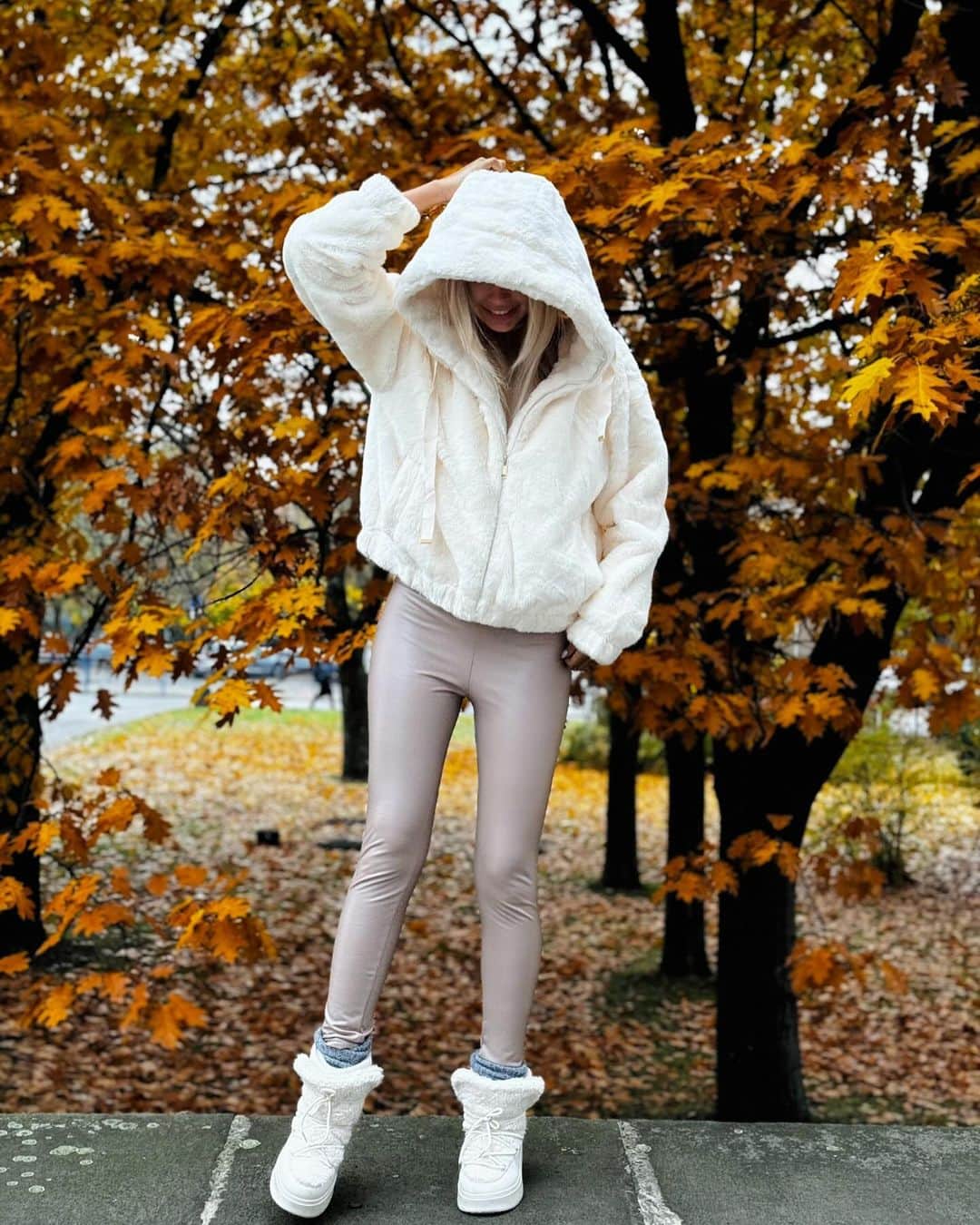 SANDRA KUBICKAのインスタグラム：「Jestem jesieniarą i mam fotę w złotych liściach! 🤩 Te widoki za oknem sprawiają że każda temperatura jest wybaczalna. 🧡 Ale gdyby Wam jednak było zimno mam dla Was kod na zakupy w www.renee.pl który da Wam -30% na wszystko! KOD : SANDRA 🧡 Total look na zdjęciach jest właśnie z @reneegirls 🧡  #jesieniara #jesień #reklama #reneegirls」