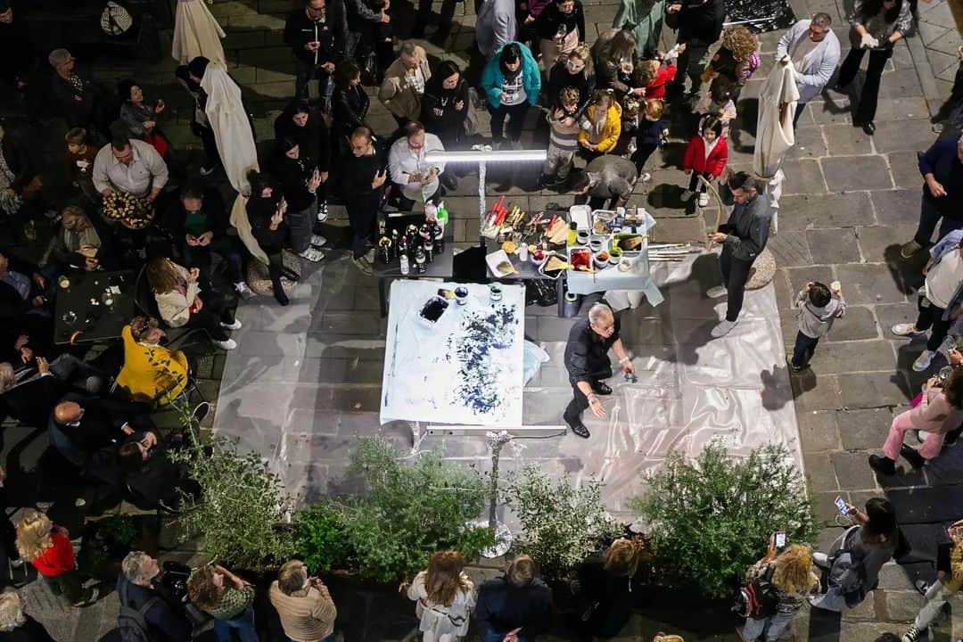 さんのインスタグラム写真 - (Instagram)「Discover the Essence of AVANT TOI. Watch our creative director Mirko Ghignone seamlessly translate his canvas masterpieces into wearable art during our vernissage in our hometown Genoa!  #AvantToi #AvantToiColors #AvantToiWorld #ArtToWear #artisticvibes #art #artwork #painting #creative #vernissage #cashmere #handpainted #Genova」11月1日 0時35分 - avant_toi.it
