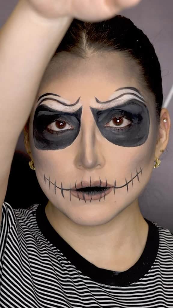Palladio Beautyのインスタグラム：「No tricks, just treats! Glam meets spooky 🖤💀 @palladiobeauty with this step-by-step guide to creating this Skull transformation that’s easier than you think.  Palladio Beauty is Buy One, Get One 50% off for a limited time. Hurry, expires 10/31!  Products: 🖤Immortal Kayal - Power (black) 🖤Immortal Kayal - Purity (white) 🖤Retractable Waterproof Eyeliner - Pure Black 🖤Ultra Bold Eyeliner Marker 🖤Ultra Fine Tip Eyeliner Pen 🖤Liner Obsessed Waterproof Gel Eyeliner 🖤Lash Obsessed Mascara 🖤Precision Eyeliner - Black Onyx 🖤FIFTY-FIFTY CAT-EYE + SMOKEY KAJAL EYELINER  🎥: @soymahobeauty #PalladioHalloween #halloweenlook #halloweenmakeup #skullmakeup」