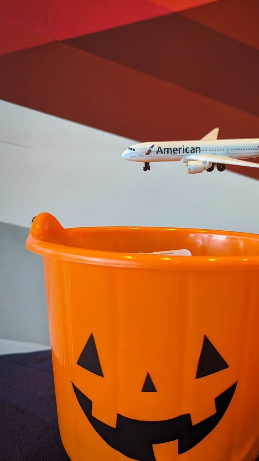 アメリカン航空のインスタグラム：「Traveling is always a treat if you ask us. 😉 May your adventures be sweet 🍬 and your costumes first class. ✈️ #HappyHalloween 🎃✨」