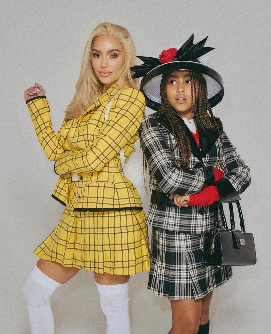 ELLE DKのインスタグラム：「Fra #KimKadashian og #NorthWest som Cher og Dionne fra #Clueless til den gennemførte hyldest til #BritneySpears fra #ParisHilton. Endnu en gang skuffer stjernerne ikke med årets #Halloween-kostumer. Se nogle af de bedste her, og se mange flere udklædninger via link i bio.⁠ ⁠ Foto: @kimkardashian, @parishilton, @adele og @xtina」