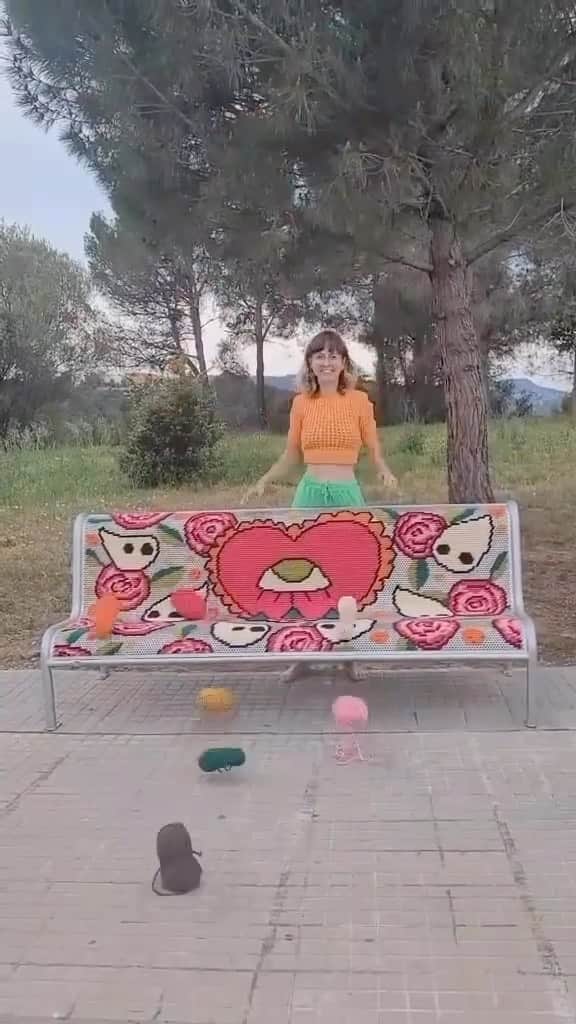 etsyのインスタグラム：「We want to see these everywhere 💕 👻 Embroidered bench street art by Anna of Etsy shop @unabuenapieza」