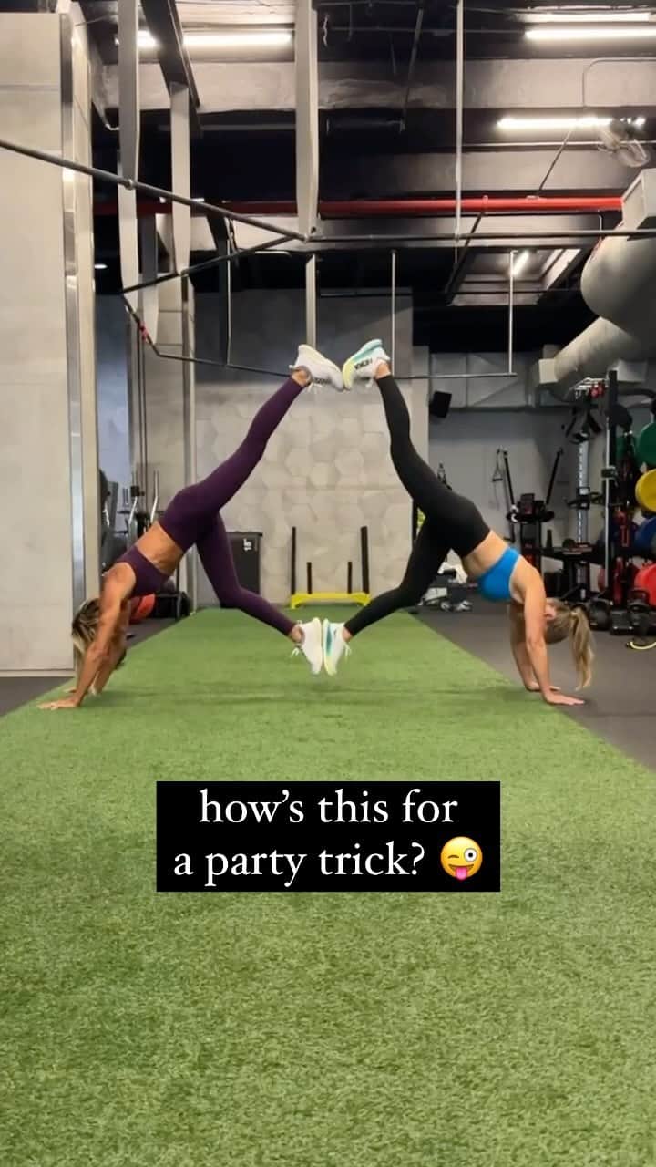 キャンディス・キャメロン・ブレのインスタグラム：「What REALLY goes on when @kirastokesfit and I train in person 😜💪🏼  TAG who you would try this challenge with in the comments below!! 👇🏼」