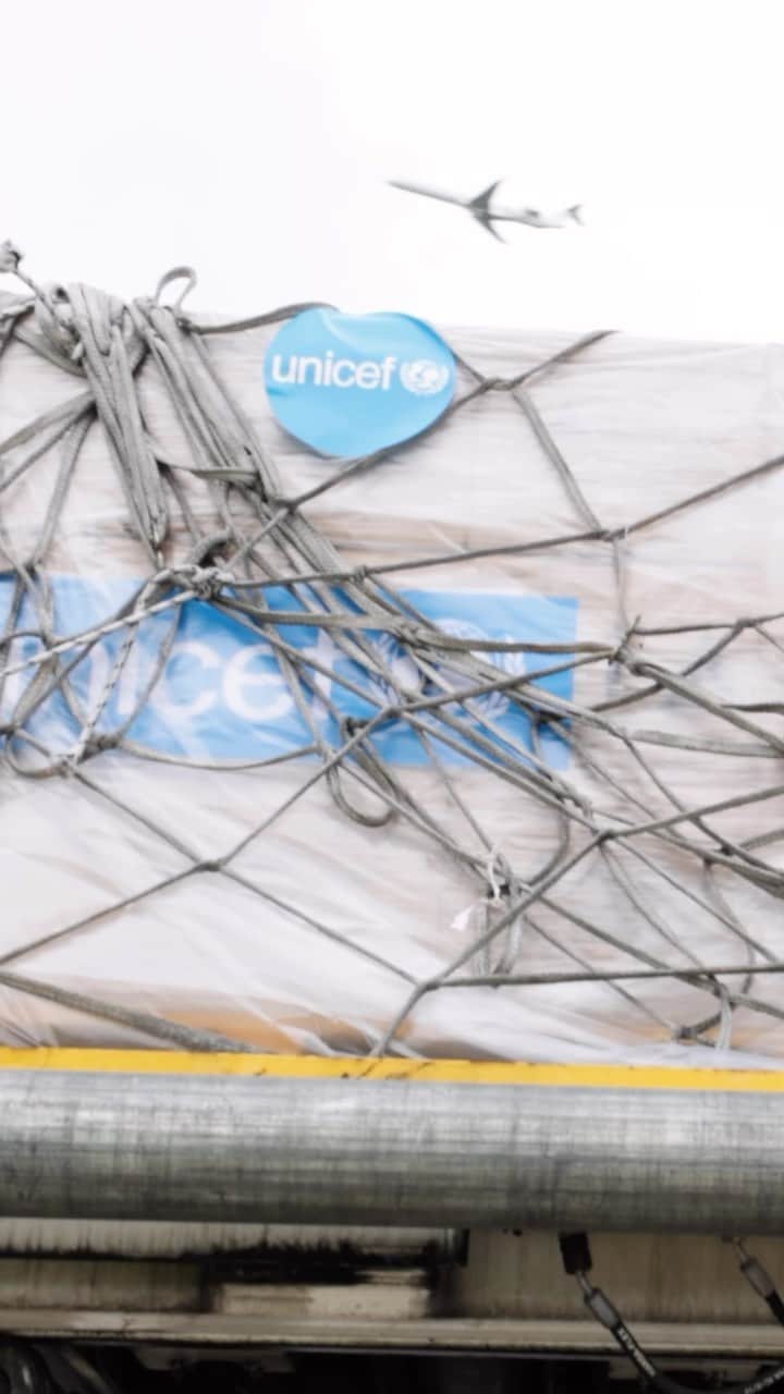 unicefのインスタグラム：「Life-saving UNICEF medical supplies are en route to support the rising needs of children in Gaza.  We need all access crossings into Gaza to be opened for safe, sustained and unimpeded access of humanitarian aid.」