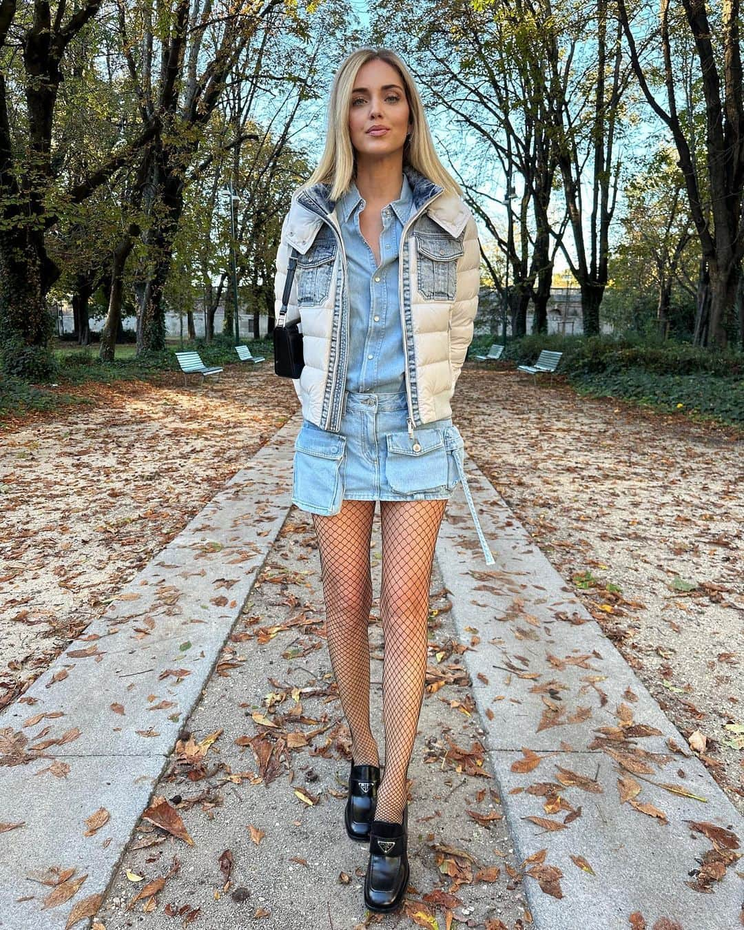 キアラ・フェラーニさんのインスタグラム写真 - (キアラ・フェラーニInstagram)「Double denim look for the day ❤️‍🔥 The jacket I’m wearing today is a preview of @moorer_official's FW24/25 collection and the denim details make it such a special piece 🥰 #adv #MooRER」11月1日 0時46分 - chiaraferragni