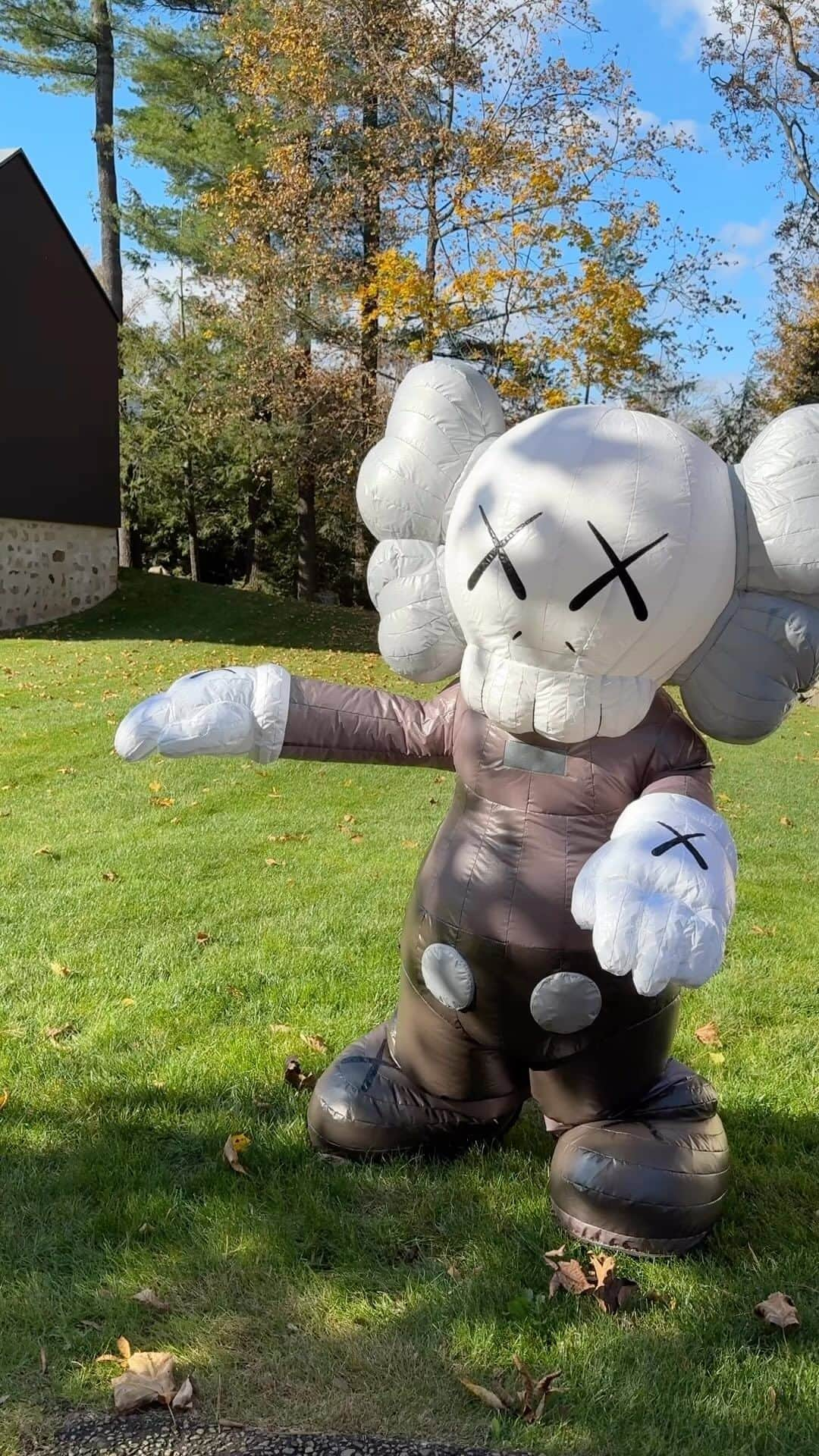 KAWSONEのインスタグラム：「I told her she was too small… Happy Halloween! 🎃 #KAWS @arr.allrightsreserved #COMPANION」