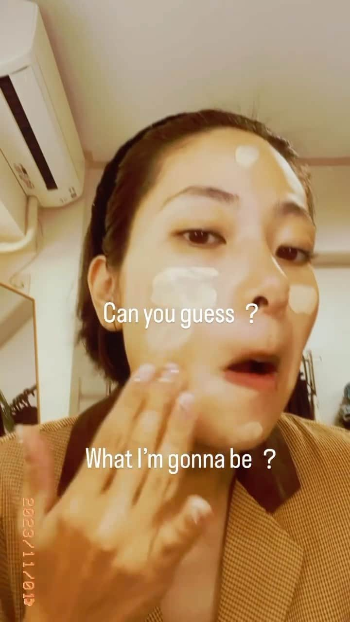 知念美加子のインスタグラム：「Happy Halloween 🎃   全く参考にならないメイク動画です。  心残りは、眉毛を全剃りする勇気が出なかったこと。←  あとは、スケジュール的にこのメイクで保育園のお迎えするしかなくて、目を合わせて挨拶できなかったこと。  Base @narsissist  Eyebrows @kate.tokyo.official_jp  Eye colour @shuuemura  Lip @yslbeauty   #この情報いる？ #makeup #メイク動画　#halloween  #makeuptutorial #makeupideas  #スケバン　#sukenan #昭和の女 #若い子は知らない　#愛死天流」