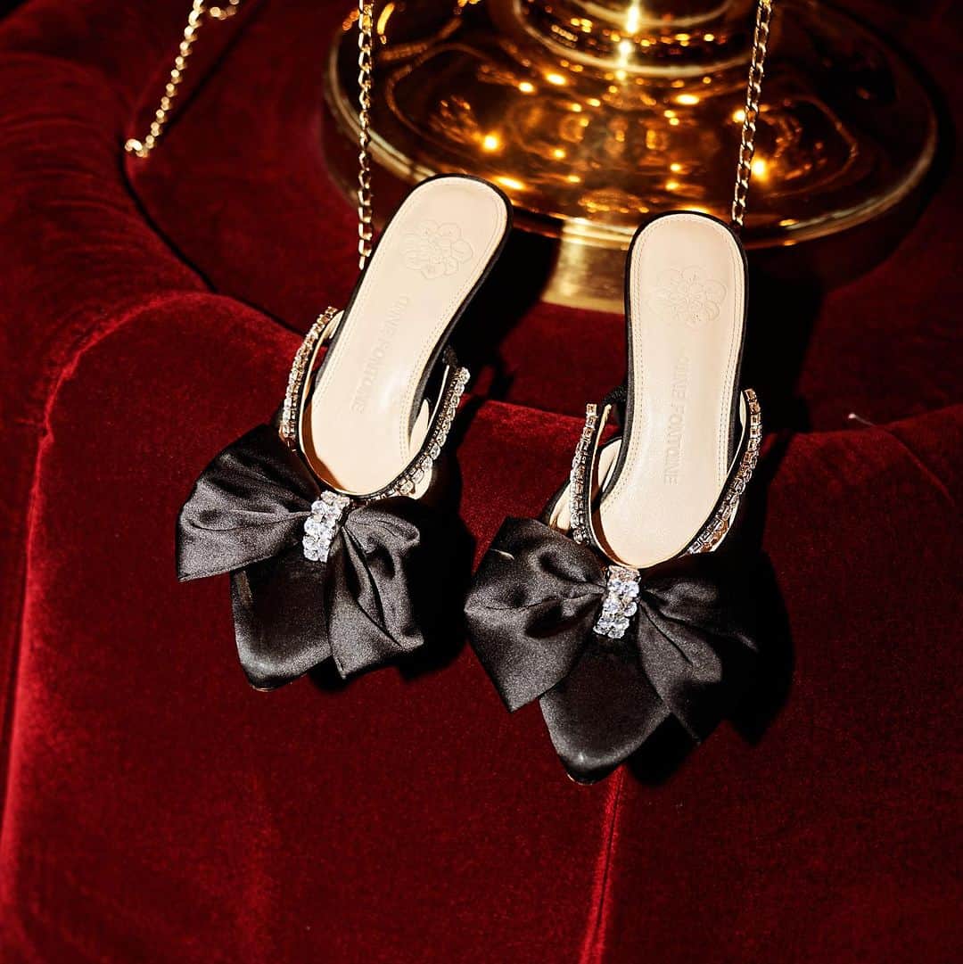 アンフォンテーヌさんのインスタグラム写真 - (アンフォンテーヌInstagram)「Get ready to dazzle with the glamorous REVUE heels that embody the perfect blend of classic elegance and modern charm.   #annefontaine #designerannefontaine #designershoes #parisianchic #lesparisiennes #fw23」11月1日 6時18分 - annefontaine