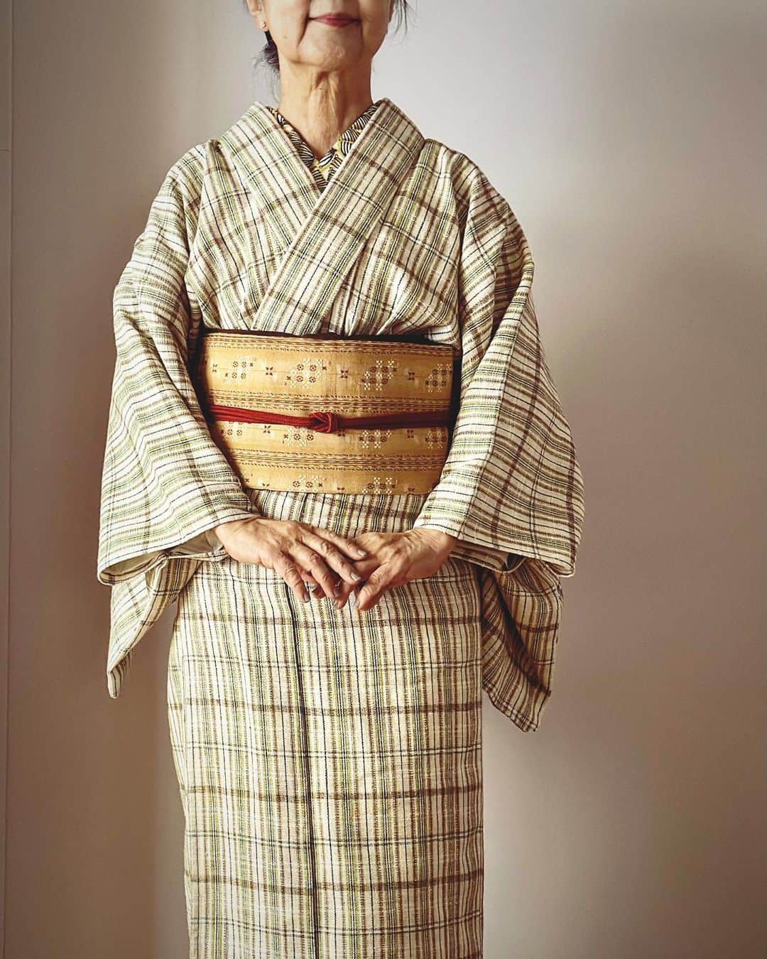 山崎陽子のインスタグラム：「十月尽 蜃気楼句会へ。破調こそリズムが大事、と。 #kimono #丹波布 #銀座もとじ  #木綿花織帯 #花織 #藤木葵 #染と織たかはし  #冠組 #道明  #木版更紗半衿 #ポンナレット 奇しくもオール木綿☺︎」