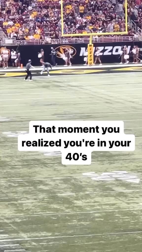 ケビン・ハートのインスタグラム：「Everyone is laughing at this video but I can’t ….I’ve been here….I know what happened to him😂😂😂😂😂…..this is a strong case of the mind and body not being on the same page 😂😂😂😂 The worst part of this moment is when he watches it back and realizes that nobody pushed him or threw him down….」
