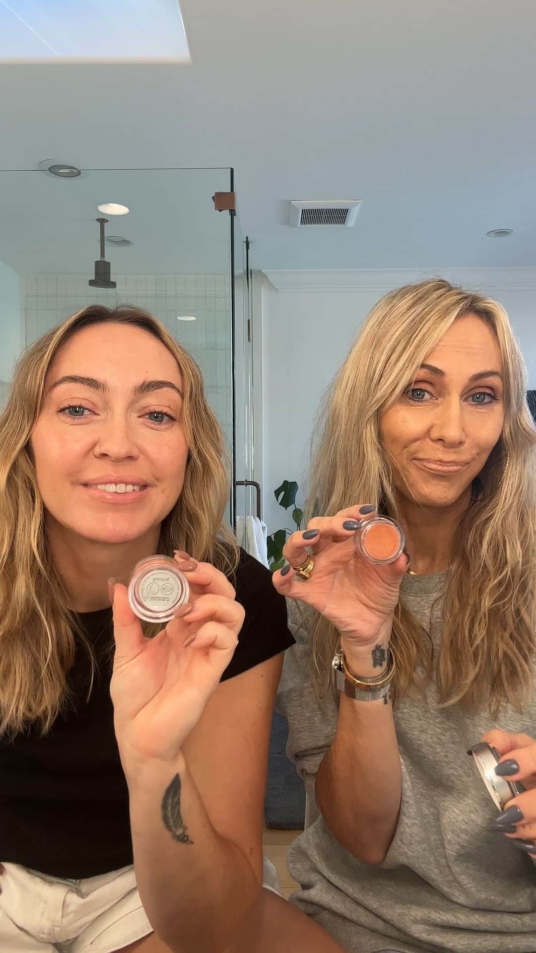 ブランディ・グレン・サイラスのインスタグラム：「A quick mother/daughter daytime make-up routine using our favorite @trinnylondon products! We both love how easy these products are to apply, the colors are great, and they stack together to make glam-on-the-go a breeze! Check out our IG stories for specific product links. #ad #trinnylondon」