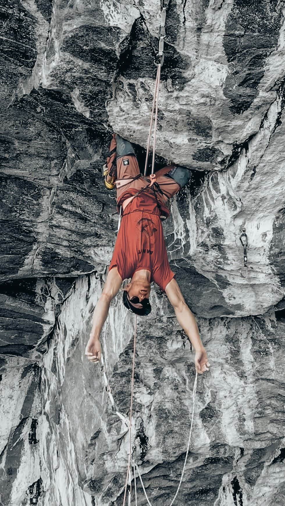 ヤコブ・シューベルトのインスタグラム：「Happy Halloween! 😎🦇  #halloween #batman #gloryfy #MadeInAustria #climbers #climberslife #rockclimber #jakobschubert #rockclimbing #bouldering #climber #climb #climbinglife #sportclimbing #climbinginspiration #iloveclimbing #climbinglovers #boulderinglife #projectbig #chill」