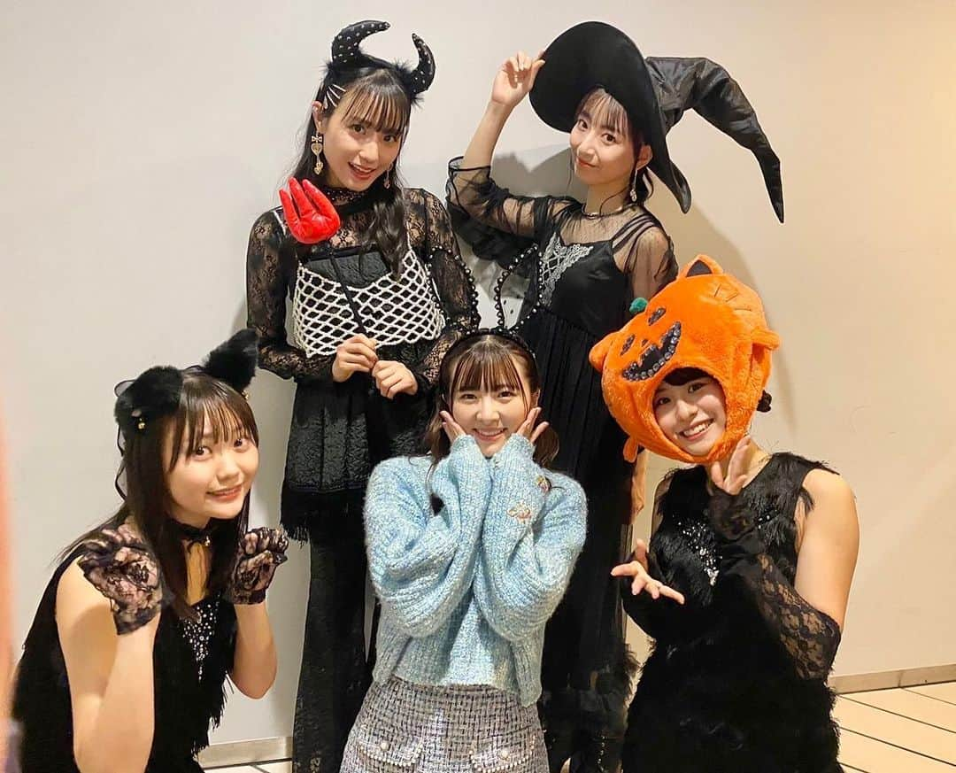 田﨑あさひのインスタグラム：「⁡ ⁡ ブログ更新しました！ みんなで今年も地味ハロウィン🎃 ⁡ その裏話も書いたのでぜひお読みください✨ ⁡ ⁡ ⁡ ⁡ #リサタンのエクラタン  #小片リサ ちゃん #工藤由愛 ちゃん #石山咲良  ちゃん #ビタスイ #長谷川萌美 #田﨑あさひ #JuiceJuice  ⁡ #コットンクラブ #cottonclub」