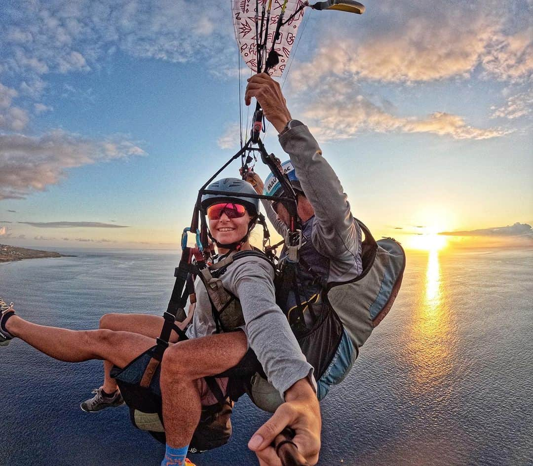 ジョアン・ディファイのインスタグラム：「WOW sunset magique ! Merci @parapentenaturereunion & @reuniontourisme pour ce moment si spécial ✨🍀 Toujours avec ma @gopro 😝  //  You guys need to do that ! Sunset paragliding #GoProHErO12 #GoProAthlete #GoProTravel」