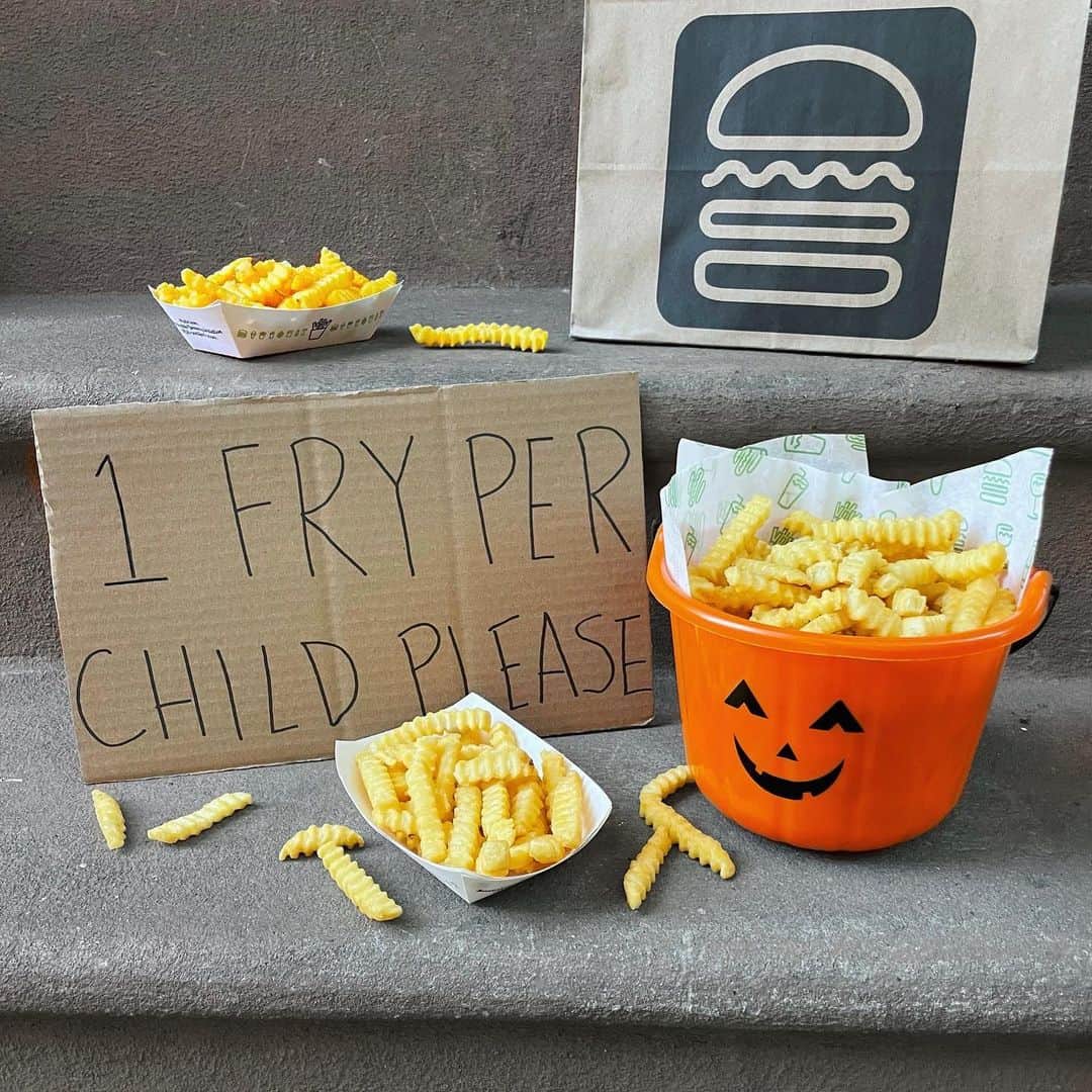 SHAKE SHACKのインスタグラム：「No frights, just fries.」