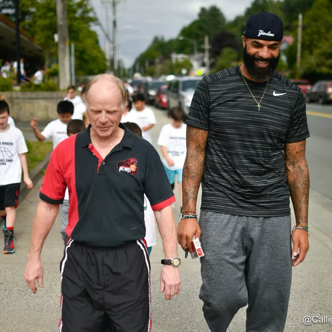 カルロス・ブーザーのインスタグラム：「Last Week I Lost One Of my Best Friends…  We Met When i Was 13 Years Old & He Came To Watch One Of My Middle School Games… He Saw My Potential & Had The Courage To Put A 14 Year Old Scrawny Kid On Varsity At JDHS Back In 1996…  Coach Houston Wasn’t Just A Legendary Hall Of Fame Highschool Basketball Coach, He Was A Pillar In Our Community And A Man That Embodied All The Characteristics Of A Leader… Selfless, Honest, Loyal, With High Integrity & Was Tough As Nails… All The Qualities I Aspired To Be… Thank You For Everything Coach… Praying With A Heavy Heart For Jay, Heather, Jeannie, Kyle & The Rest Of The Family… We Miss You Coach… I Know You’ll Be Watching Over Us 💔 🕊️  📷: @calligrafist」