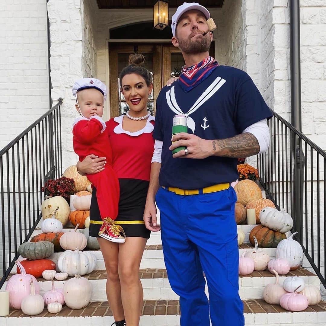 ブルット・ヤングのインスタグラム：「A few Halloween throwbacks…  can’t wait for y’all to see what we’re doing this year 🤣 // Any guesses? // HAPPY HALLOWEEN」