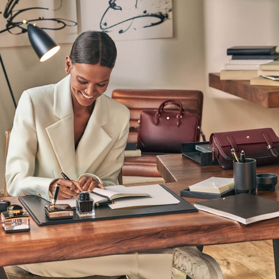 のインスタグラム：「A vehicle of self-expression, ink fuels writing instruments driving our ability to communicate the most complicated of thoughts.  The Montblanc Meisterstück Sfumato Capsule takes dark colors and manually diffuses them across premium leather to create a two-tone effect inspired by the sfumato Renaissance painting technique. Designed by Marco Tomasetta.  #InspireWriting」
