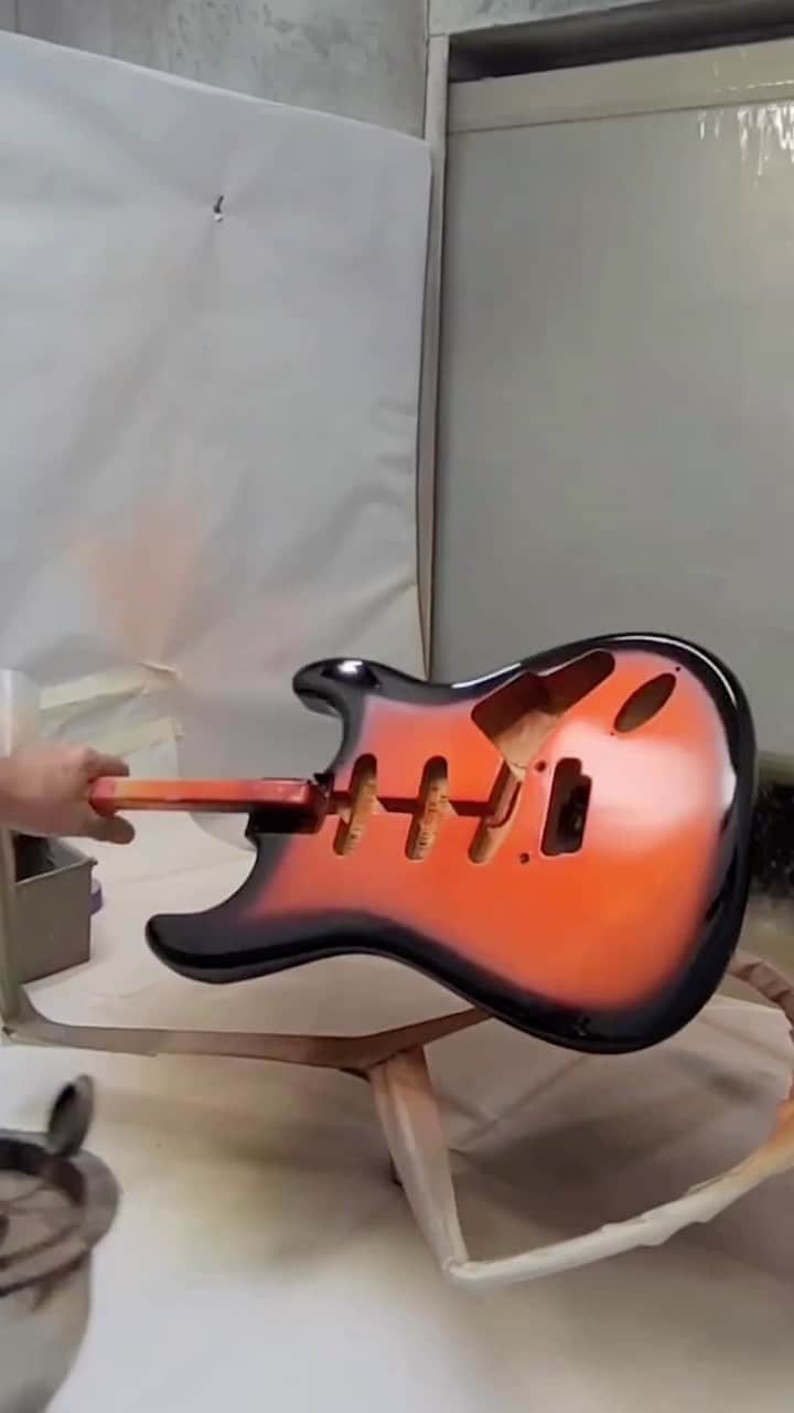 Fender Guitarのインスタグラム：「Happy Halloween! This week’s #JaySpray is getting us in the spooky spirit. 👻🎃 Watch @jncolor spray a “Halloween Burst” Strat.」