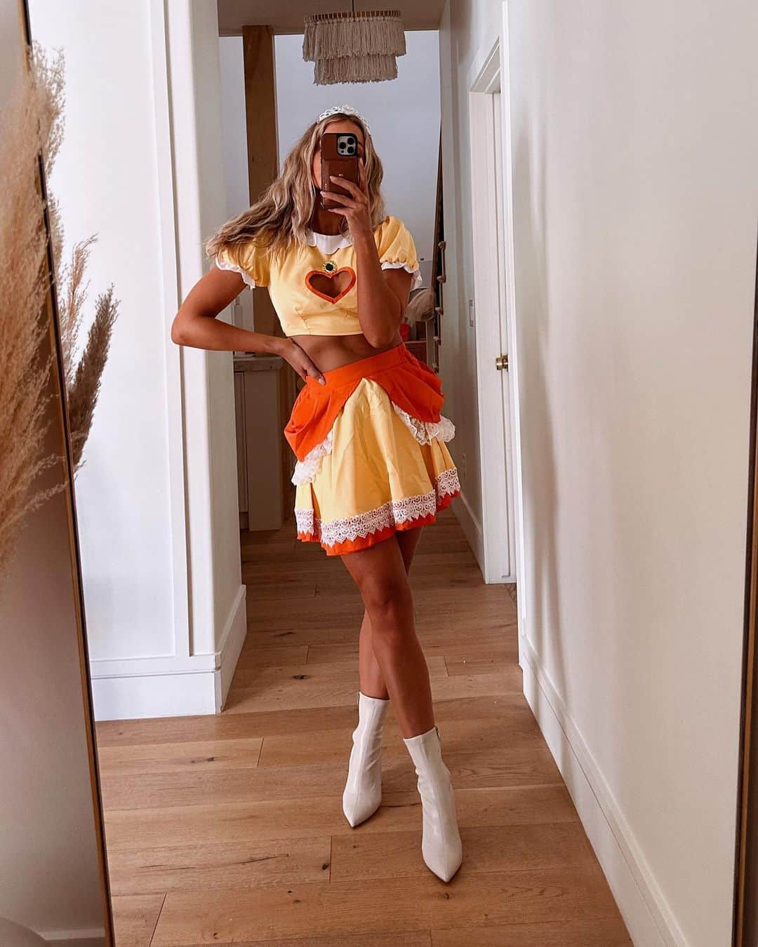 Cara Van Brocklinさんのインスタグラム写真 - (Cara Van BrocklinInstagram)「Halloween takes 🎃 https://liketk.it/4lFZI」11月1日 1時00分 - caraloren