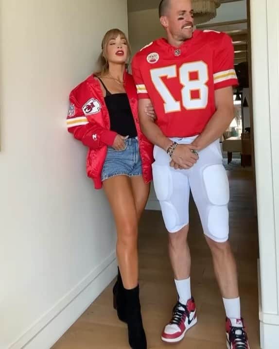Cara Van Brocklinのインスタグラム：「Halloween takes 🎃 https://liketk.it/4lFZI」