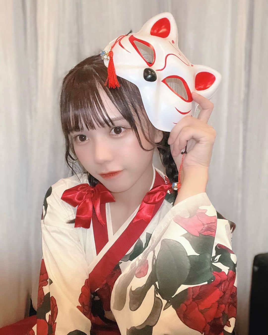 のインスタグラム：「🎃 ⁡ こんばんは〜 ⁡ 1日ハロウィンライブ 平日にも関わらずお越しくださり ありがとうございました！🎃🎃🎃 ⁡ 2022ハロウィン衣装と コスプレだったんですが コスプレしたくなくて 化け狐というか妖狐というか… 和装してみました👘🦊 ⁡ アイドルしていなかったら ハロウィンとは無縁の生活を 送っていたと思われます🫠笑 ⁡ ⁡ そういえば 10月も今日で終わりですね🍁 ⁡ ダンスユニットに挑戦したフレオ祭in名古屋 忘れられない幸せいっぱいな日になった生誕祭 全国ツアーがスタートして思い出が増えた 東京公演と沖縄遠征 ⁡ 10月はたくさん頑張って 思い出もいっぱいだ〜〜！🐿 ⁡ いつも愛いっぱい ありがとうございます🫶🏻 ⁡ ⁡ ⁡ 火曜日おつかれさまでした🍵 またあした！」