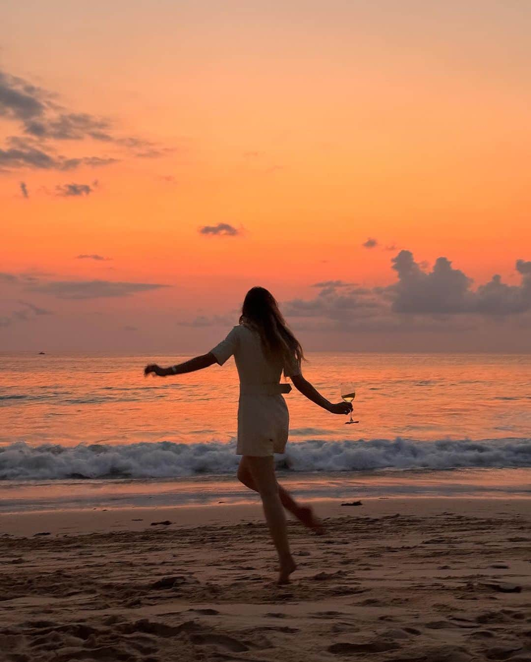 ビクトリアさんのインスタグラム写真 - (ビクトリアInstagram)「We arrive at @nihi after a gorgeous journey through Sumba, and immediately find ourselves drink in hand, sat on the sunset covered beach with a herd of buffalo and young Sumbanese boys racing their ponies down the beach for guests to raise money for the Sumba Foundation and the local children. We sipped on wine until the sun turned to red, all whilst we continuously repeated the phrase ‘I cannot believe we’re here.’ It’s as magical as everyone said; but no words could ever do this place justice. #honeymoon」11月1日 1時01分 - victoria