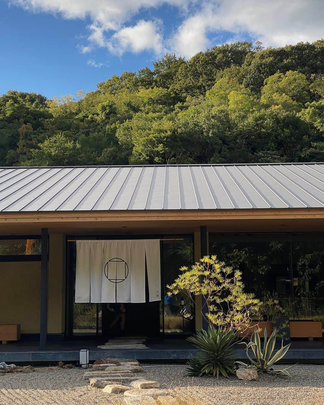 目黒ケイさんのインスタグラム写真 - (目黒ケイInstagram)「If you’ve ever wondered where artists with creative block go to vacation, well, I decided to go to an island dedicated to art, design and architecture. Came home feeling inspired, heart/belly full and with an unexpected tan. Oh and upon returning I was drawing again like it never happened.☺️🏝️💙☁️  I highly recommend adding this to your to-go list if you’re considering visiting Japan and looking for a more relaxed vibe. #Naoshima #ArtIsland #うどんおいしかった」11月1日 1時02分 - keimeguro