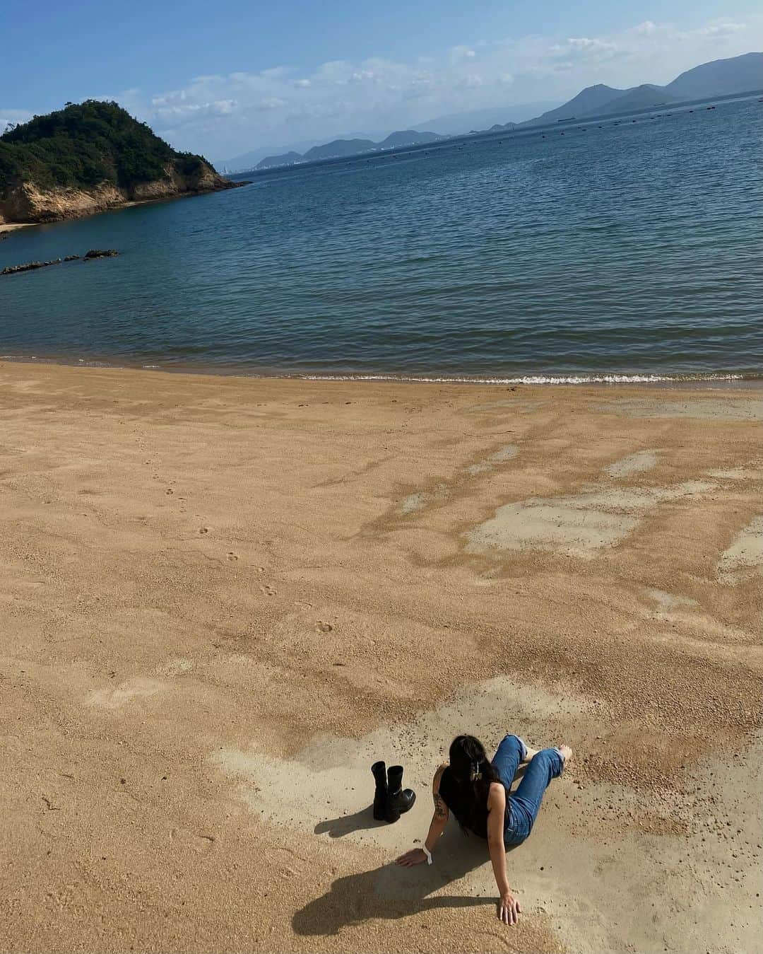 目黒ケイさんのインスタグラム写真 - (目黒ケイInstagram)「If you’ve ever wondered where artists with creative block go to vacation, well, I decided to go to an island dedicated to art, design and architecture. Came home feeling inspired, heart/belly full and with an unexpected tan. Oh and upon returning I was drawing again like it never happened.☺️🏝️💙☁️  I highly recommend adding this to your to-go list if you’re considering visiting Japan and looking for a more relaxed vibe. #Naoshima #ArtIsland #うどんおいしかった」11月1日 1時02分 - keimeguro