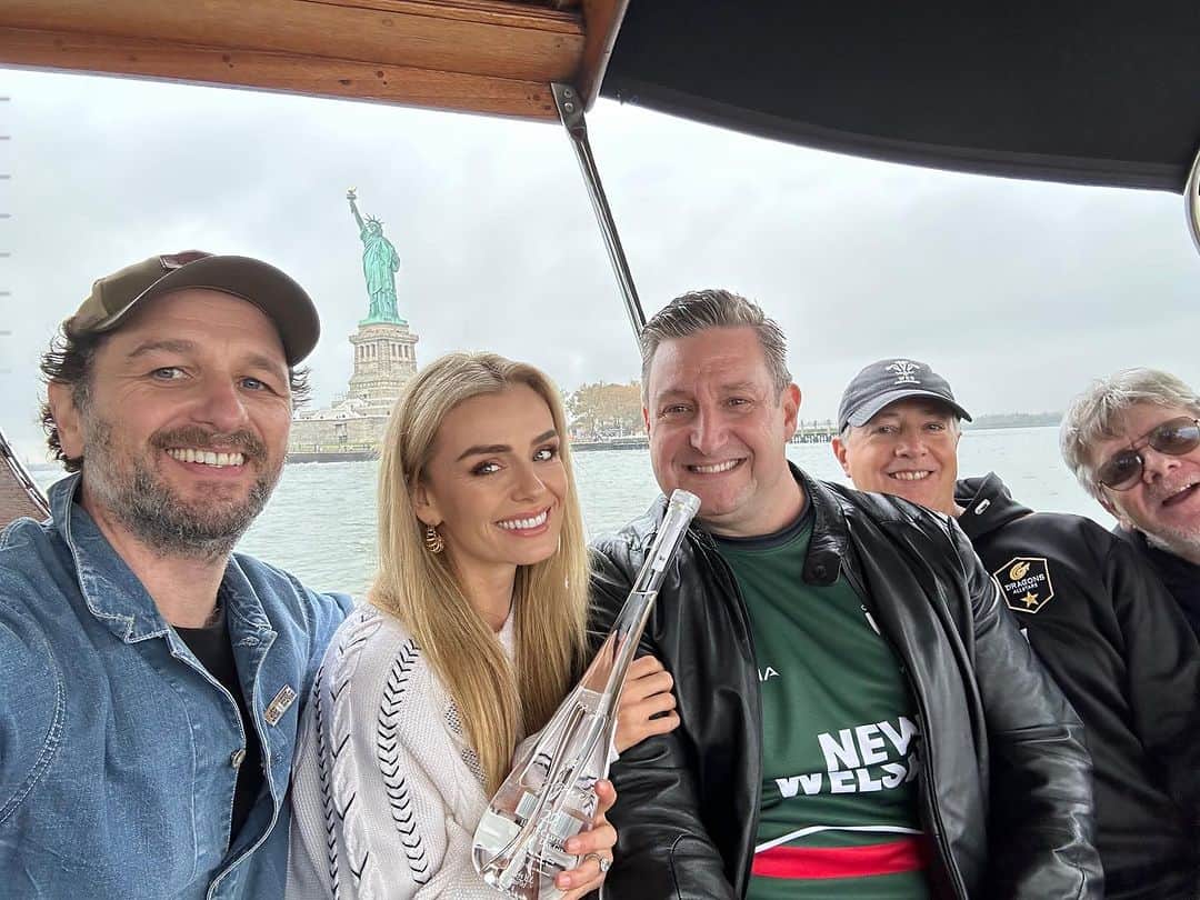 キャサリン・ジェンキンスのインスタグラム：「Do you know one of the things I love about being Welsh? It’s that no matter where you travel, no matter where you end up, we always find each other! A lush afternoon yesterday, sailing on the lovely Matthew Rhys’s boat ‘Rarebit’ around New York, with friends from home Ty, Marc & Glenn. @newyorkwelsh supports female teams like Wrexham Ladies Rugby Club and women’s football team Coed Duon WFC so an afternoon with the Welsh boys, sending our support to the Welsh girls 🏴󠁧󠁢󠁷󠁬󠁳󠁿❤️ #wales #nyc #hemingway」