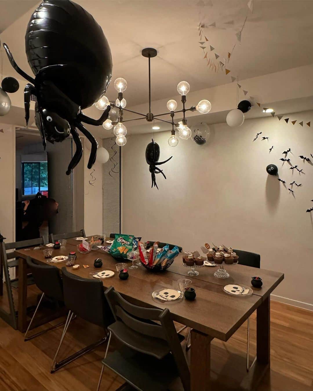 松本恵奈さんのインスタグラム写真 - (松本恵奈Instagram)「今日も仲良しで集まってハロウィンパーティー🎃 最近、うちでのホームパーティーが多かったので 違うお家でのホームパーティーが新鮮で 羽を伸ばしに伸ばしてしまいました。笑 お料理上手なあおいさんのご飯も食べれて 幸せだったなぁ🤤 次はあっという間にクリスマス🎄 準備しなきゃ。笑 #halloween #homeparty #ハロウィン」11月1日 1時03分 - ena1123