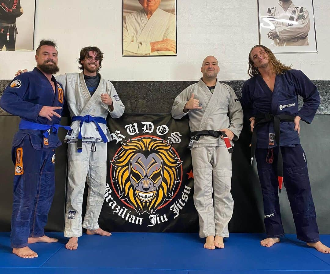 マーティ・スカルさんのインスタグラム写真 - (マーティ・スカルInstagram)「Good morning from our TEAM to YOURS 🏆🥋🌴☀️stay Awesome and stay LEGIT 👊🏽👊🏽  rudosbjj@gmail.com  #rudosbjj #jiujitsu #bjj #jiujitsulifestyle #bjjlife #jiujitsuparatodos #bjjlifestyle #jiujiteiros #renzograciebjj #bjj4life #jiujitsu4life #grappling #jiujitsufamily #bjjfamily #deusnocomando #lakeivanhoe #mills50 #orlando #downtownorlando #jiujitsustyle #grappling #brazilianjiujitsu」11月1日 1時03分 - martyscurll