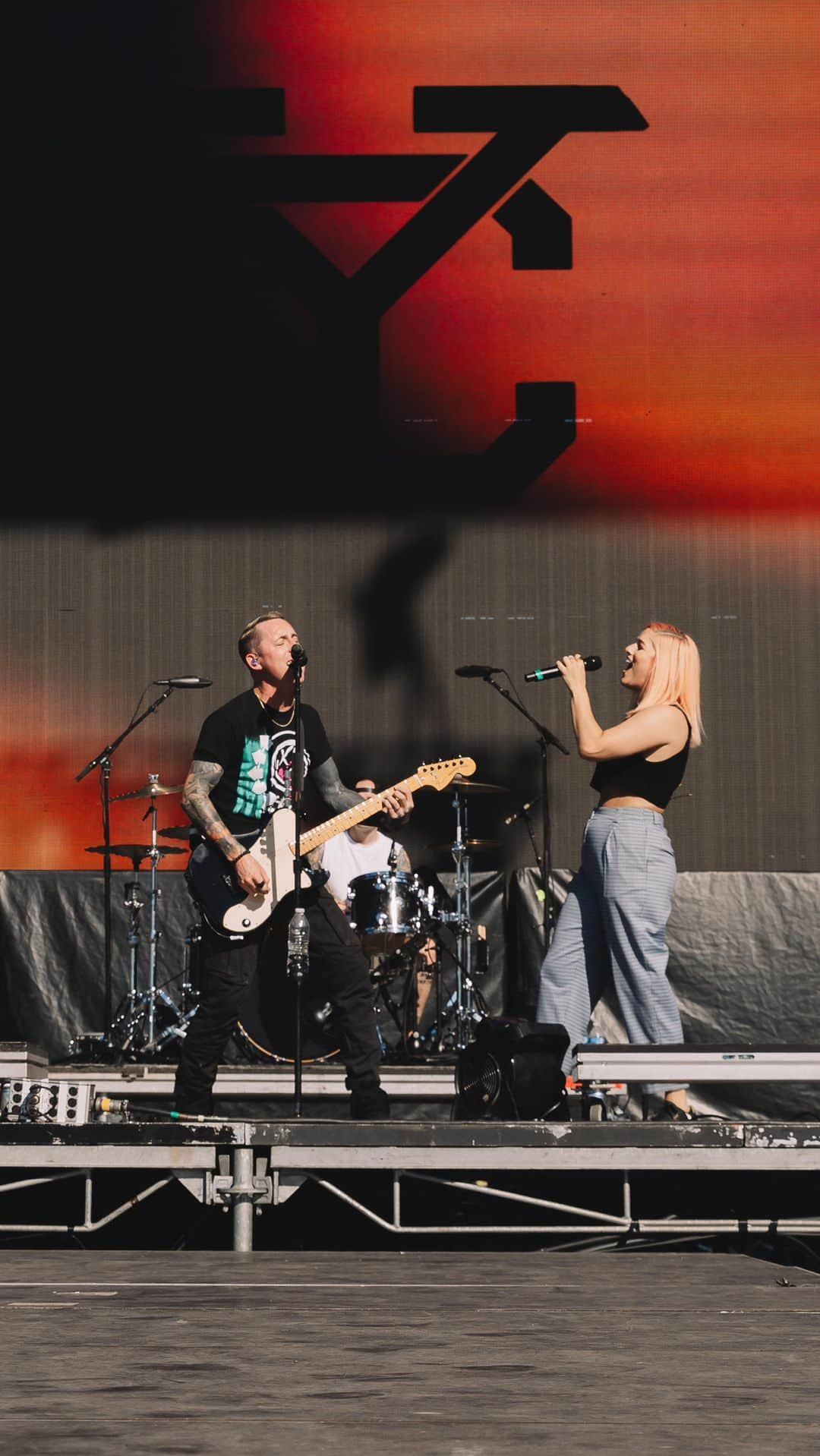 キャサディー・ポープのインスタグラム：「A peek behind the scenes with @williamryankey and @cassadeepope before Cassadee joined us onstage at @whenwewereyoungfest to perform Only One! • • • 🎥 @acaciaevans  • #yellowcard #yellowcardband #poppunk #emo #cassadeepope #vocalist #whenwewereyoung」