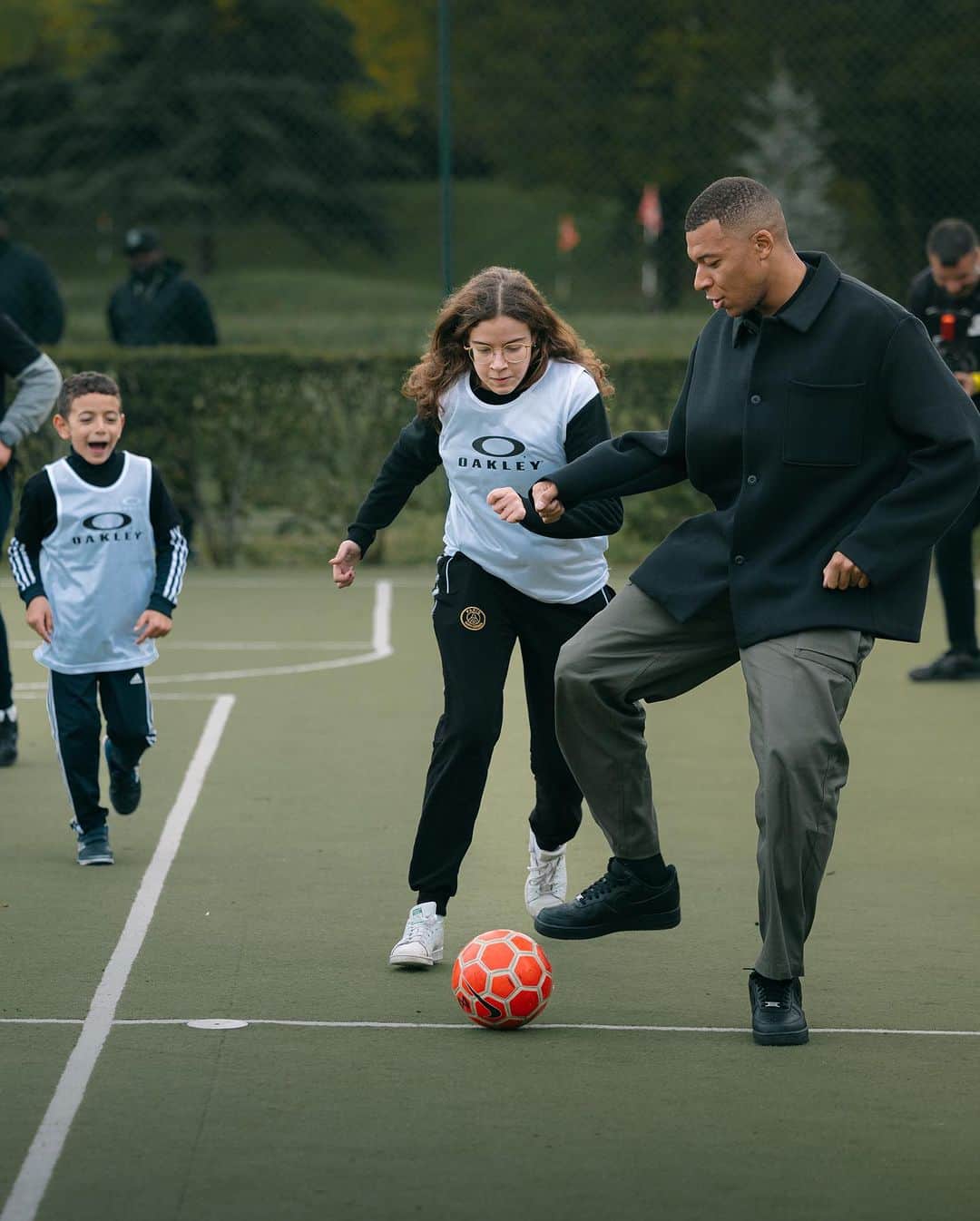 OAKLEYさんのインスタグラム写真 - (OAKLEYInstagram)「A very special day with a very special athlete. Thanks for joining us, @k.mbappe and @inspiredbykm98, and for partnering with us to spread the word about the importance of vision care and inspiring the next generation. Together with @onesight, we won't stop until the world can see. #BeWhoYouAre」11月1日 1時04分 - oakley