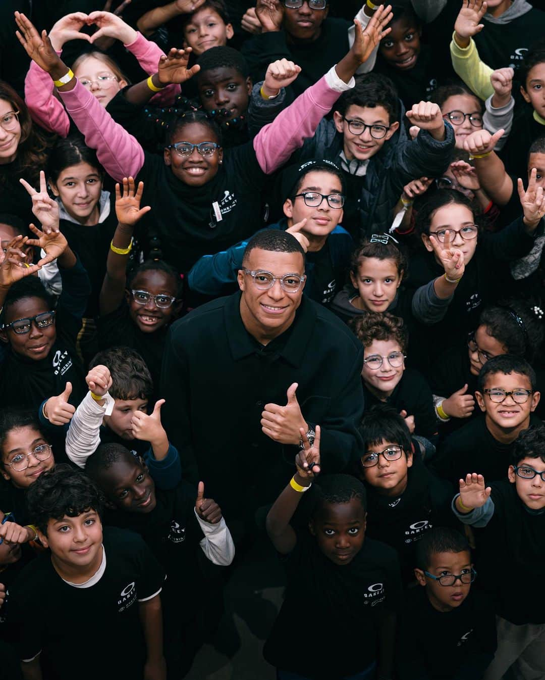 OAKLEYさんのインスタグラム写真 - (OAKLEYInstagram)「A very special day with a very special athlete. Thanks for joining us, @k.mbappe and @inspiredbykm98, and for partnering with us to spread the word about the importance of vision care and inspiring the next generation. Together with @onesight, we won't stop until the world can see. #BeWhoYouAre」11月1日 1時04分 - oakley