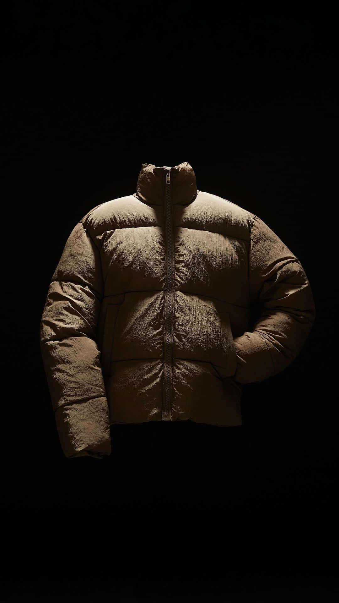 ウィークデイのインスタグラム：「Now do you want to be outside or inside the golden puffer?」