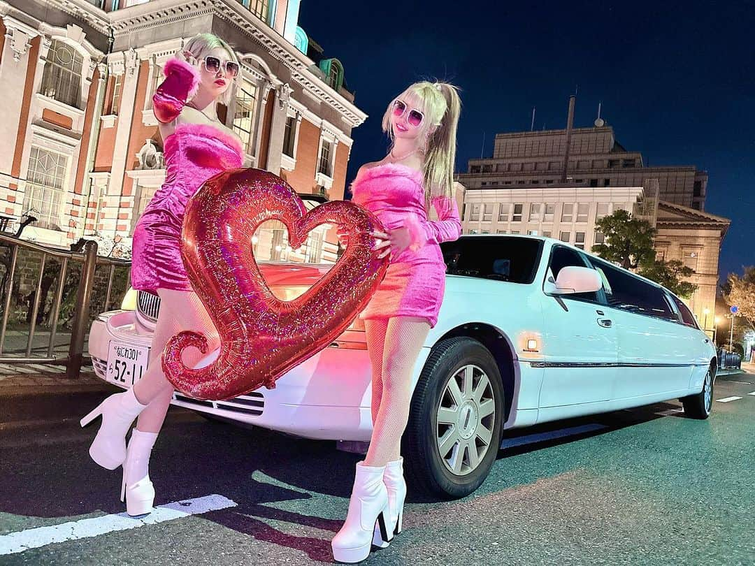 でいじーのインスタグラム：「いい写真たくさんありがとうございました💋💋  @masters.limousine_nagoya   #リムジン#リムジンパーティー #リムジン女子会 #barbiestyle #barbie #barbiegirl #barbiedoll #歌舞伎町#キャバ#キャバ嬢#キャバクラ#ハロウィン#コスプレ#ラウンジ#ホスト#イケメン#bar#サパー#tokyo#美女#美人#可愛い#likeforlike#bestoftheday#japan#銀座#六本木#新宿#大阪#飲み屋」