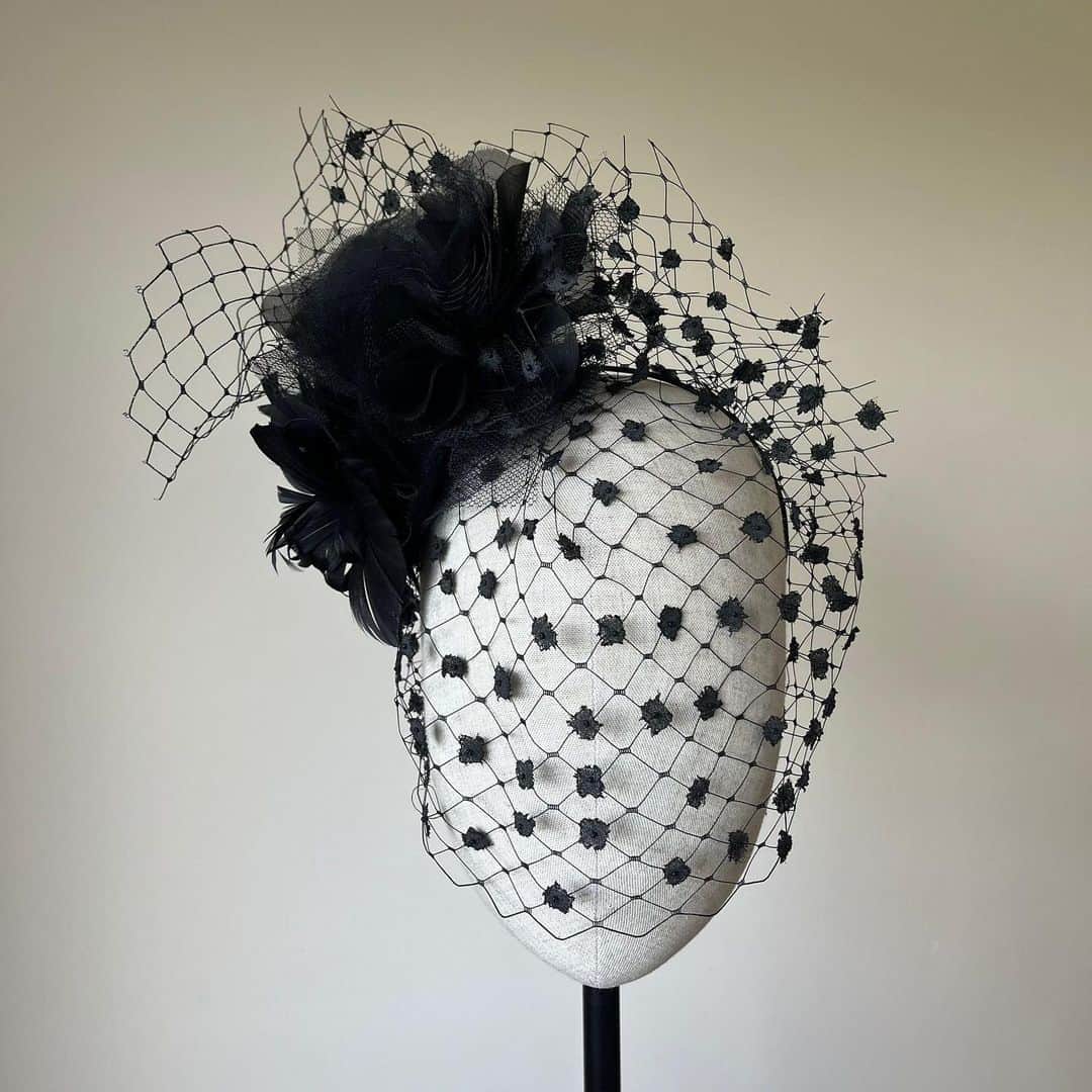 ピアーズアトキンソンのインスタグラム：「👑👒🧢🎩🎓🪖A few of the upcoming millinery miracles available at the upcoming pop-up - returning on Weds 29th and Thursday 30th November from 5-9pm at The Rainbow Penthouse, 79A Bermondsey Street, SE1 3XF, London - or DM me!   We will be joined by friends @zandra_rhodes_ @andrewlogansculptor @piersatkinson @katmaconie @kitty_joseph @natthecatnine @nabilnayal   Come join us for a glass of wine and a fun, festive shopping experience! No need to RSVP, just pop the dates in your diary and tell your friends.」