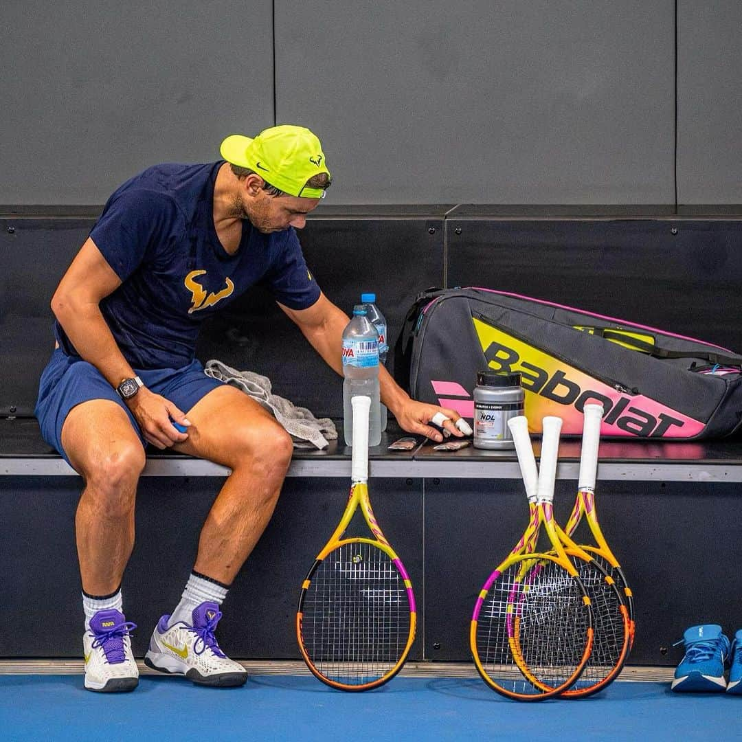 ラファエル・ナダルのインスタグラム：「Today… nice practice and… someone at the RNA took these two pictures of me… however it’s not two pictures it’s just one and the other one is retouched.  Can you spot the difference? 😉  #Tennis #Challenge #Sport #Game #Celebrity #Star」